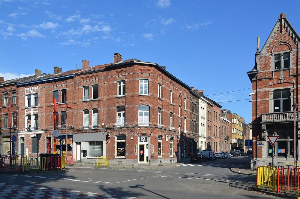 Maisons ouvrières en brique à un angle de rue à Charleroi