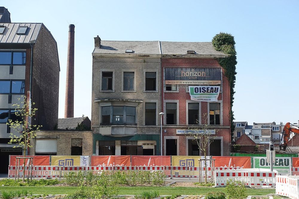 Maisons abandonnées aux fenêtres murées rue Paradis à Liège