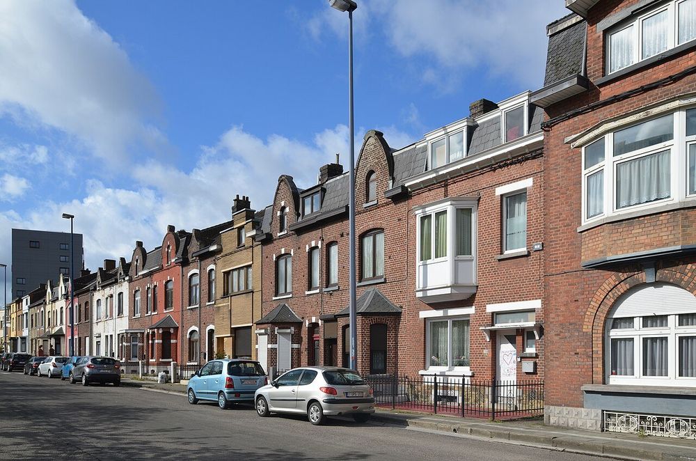 Rue de maisons ouvrières en brique rouge à Lodelinsart, Charleroi
