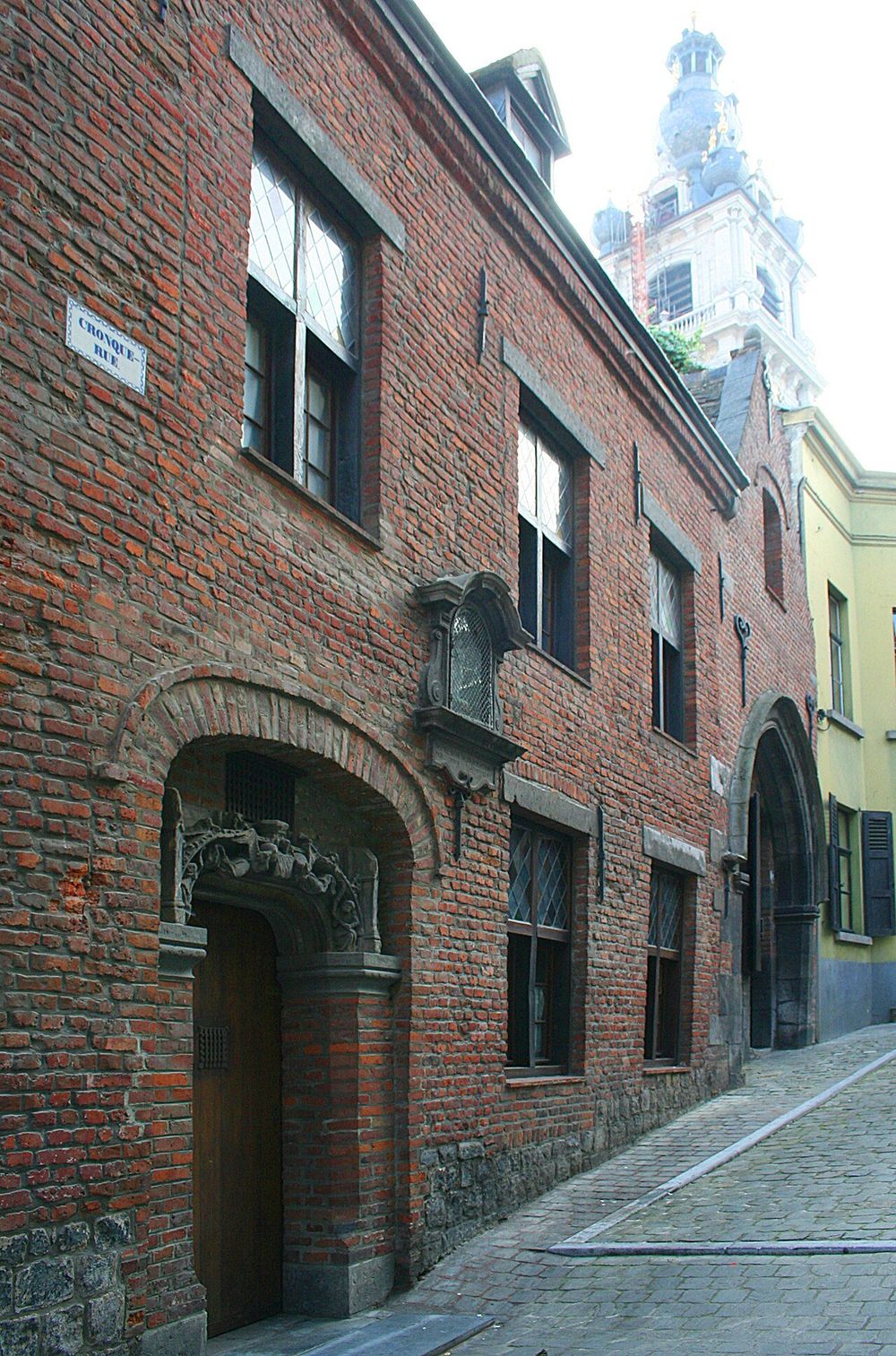 Rue de maisons en brique rue Cronque à Mons