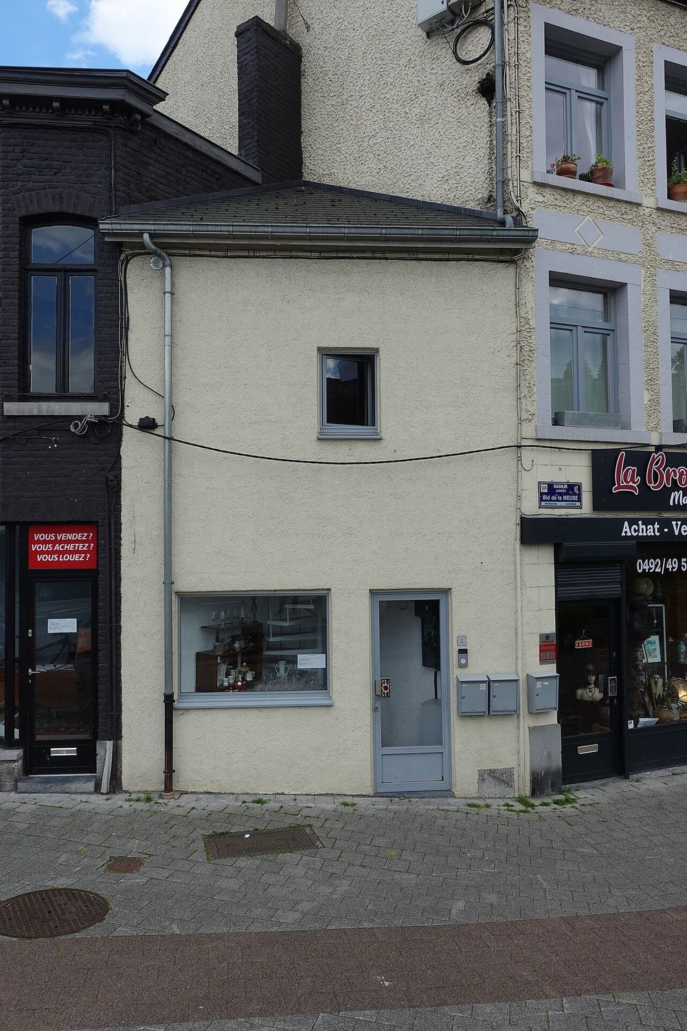 Boulevard longeant la Meuse à Namur avec des maisons anciennes