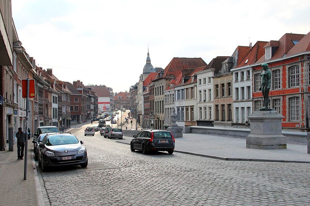Rue pavée bordée de maisons anciennes à Tournai